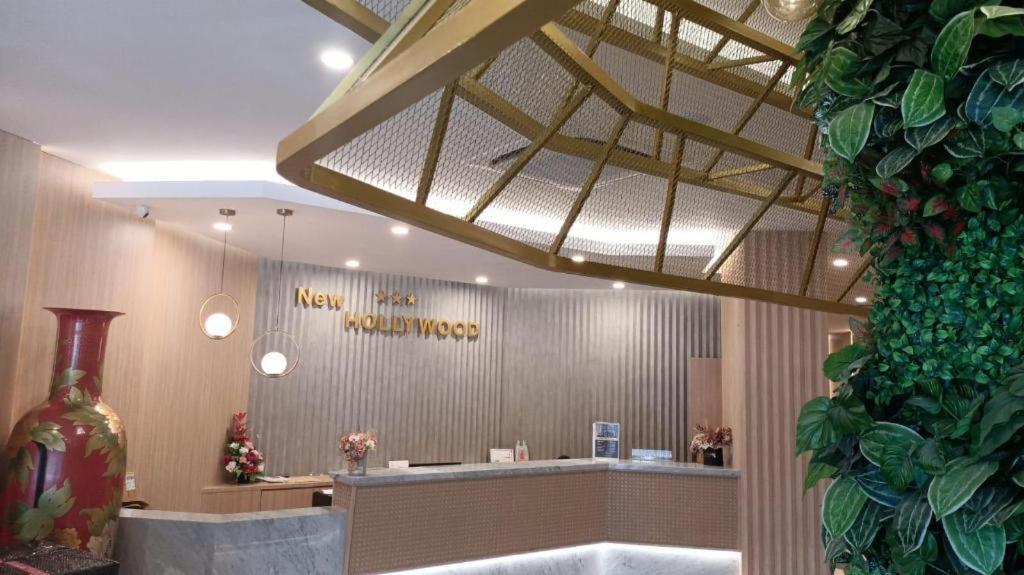 New Hollywood Hotel Pakanbaru Exteriör bild