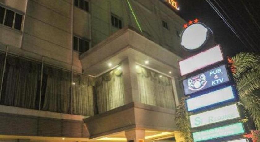 New Hollywood Hotel Pakanbaru Exteriör bild
